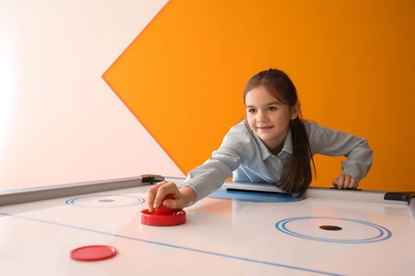 Niña Jugando Hockey Sobre Aire Interiores — Foto de Stock