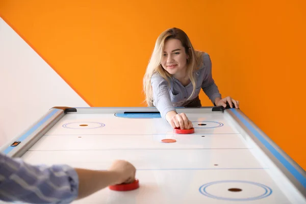 Mujeres Jóvenes Jugando Hockey Sobre Aire Interiores — Foto de Stock