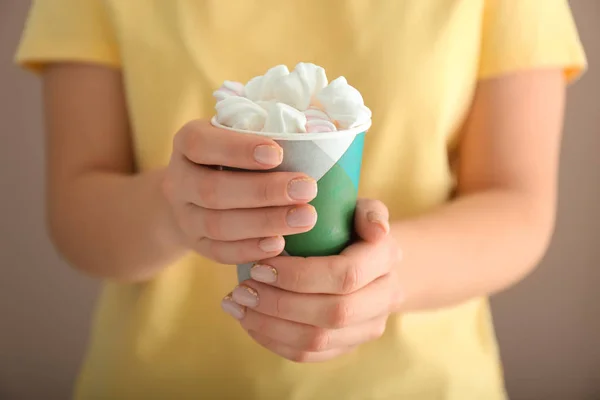 Giovane Donna Possesso Tazza Con Gustosi Marshmallow Primo Piano — Foto Stock