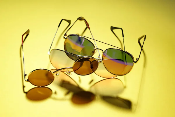 Différentes Lunettes Soleil Élégantes Sur Fond Couleur — Photo