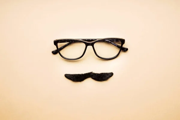 Composition Drôle Avec Lunettes Moustache Sur Fond Clair — Photo