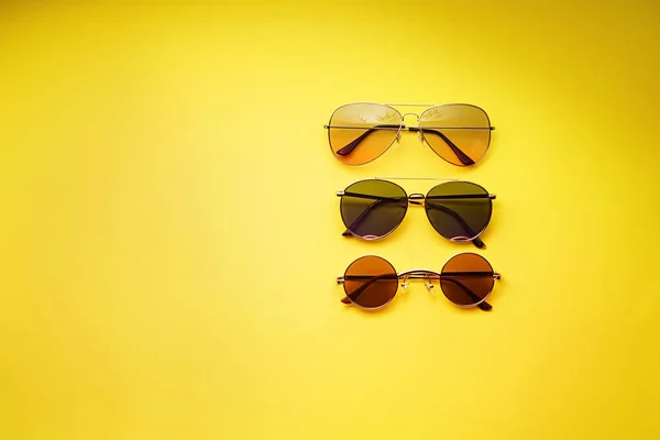 Olika Snygga Solglasögon Färgbakgrund — Stockfoto