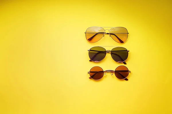 Différentes Lunettes Soleil Élégantes Sur Fond Couleur — Photo