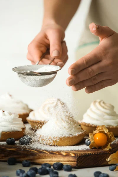 Female Confectioner Sprinkling Sugar Powder Tasty Tartlets Table Closeup — Stock Photo, Image
