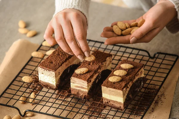 Dolciario Femminile Che Decora Torte Saporite Tavola Primo Piano — Foto Stock