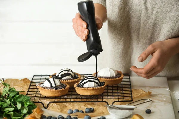 Female Confectioner Decorating Tasty Tartlets Table — Stock Photo, Image