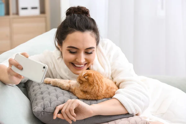 Young Woman Taking Selfie Cute Funny Cat Home — Stock Photo, Image