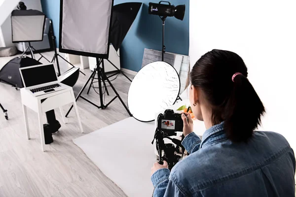 Jovem Mulher Tirando Fotos Tangerinas Frescas Estúdio Profissional — Fotografia de Stock