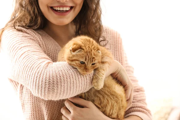 Femeie Tânără Pisică Drăguță Amuzantă Acasă — Fotografie, imagine de stoc
