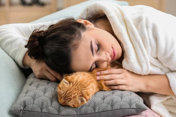 Young Woman Cute Funny Cat Home — Stock Photo, Image