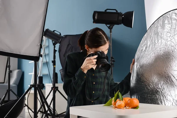 Mujer Joven Tomando Fotos Mandarinas Frescas Estudio Profesional — Foto de Stock