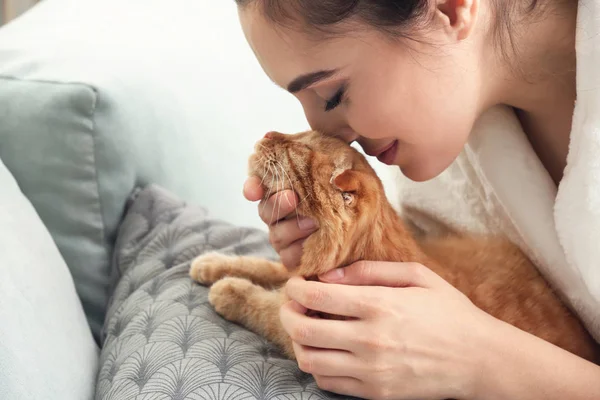 年轻的女人与可爱的有趣的猫在家里 — 图库照片