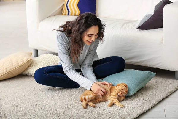 Giovane Donna Con Simpatico Gatto Divertente Casa — Foto Stock