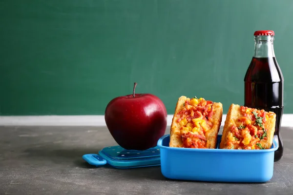 Schulessenbox Mit Leckerem Essen Und Limo Auf Dem Tisch — Stockfoto