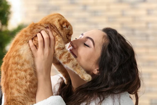 Jovem Mulher Com Gato Engraçado Bonito Casa — Fotografia de Stock