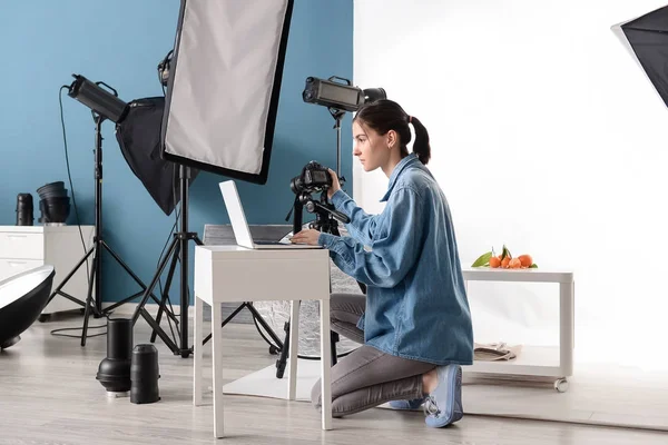 Female Photographer Working Professional Studio — Stock Photo, Image