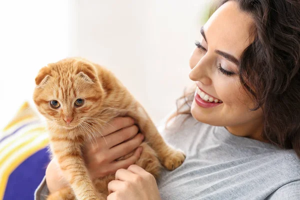 Young Woman Cute Funny Cat Home — Stock Photo, Image