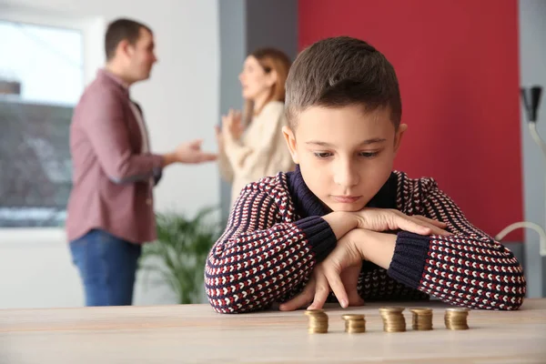 コインと口論両親に悲しい男の子 子供の養育費の概念 — ストック写真
