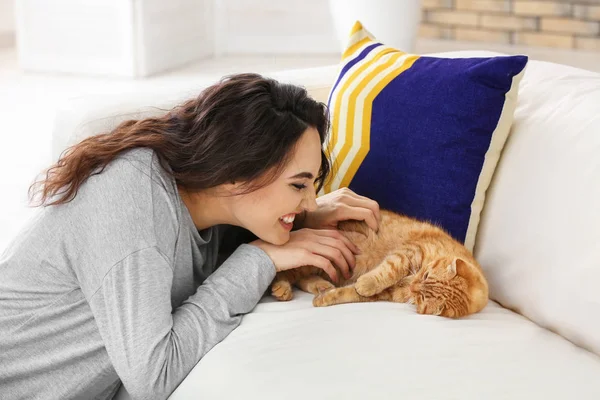 Jovem Mulher Com Gato Engraçado Bonito Casa — Fotografia de Stock