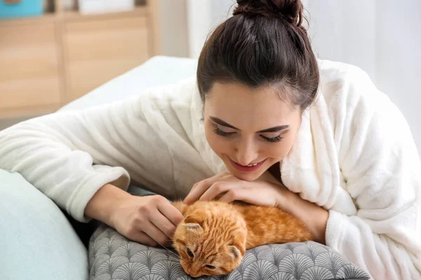 Jovem Mulher Com Gato Engraçado Bonito Casa — Fotografia de Stock