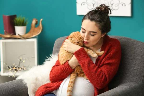 Jovem Mulher Com Gato Engraçado Bonito Casa — Fotografia de Stock