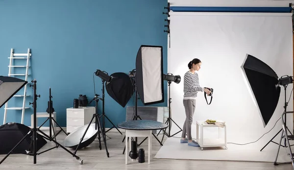 Ung Kvinna Tar Bild Mat Professionell Studio — Stockfoto