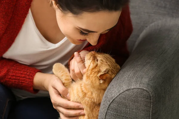 Mujer Joven Con Lindo Gato Divertido Casa — Foto de Stock