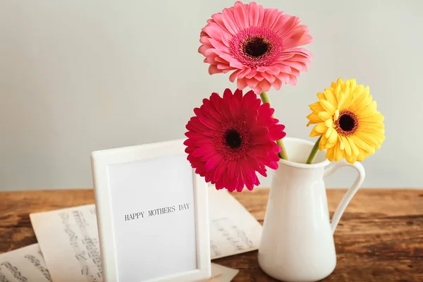 美しい花と花瓶シートを注意してください テーブルにテキスト ハッピー母の日フレーム — ストック写真