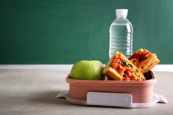 Schulessenbox Mit Leckerem Essen Und Einer Flasche Wasser Auf Dem — Stockfoto