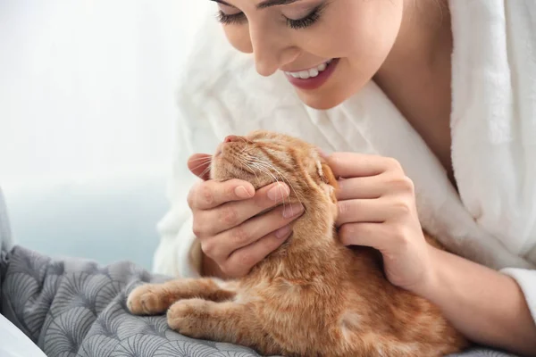 Jovem Mulher Com Gato Engraçado Bonito Casa — Fotografia de Stock