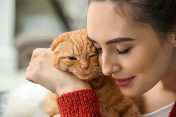 Jovem Mulher Com Gato Engraçado Bonito Casa — Fotografia de Stock