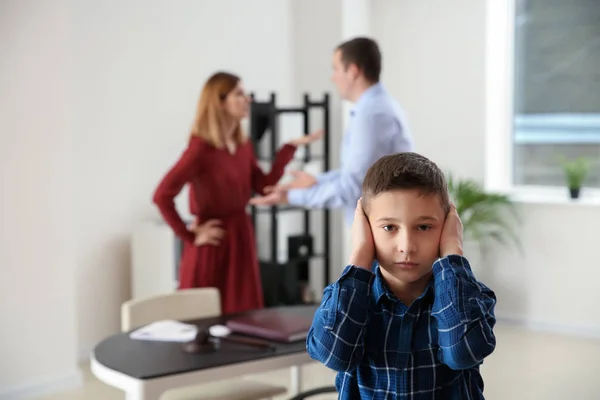 Sorglig Liten Pojke Med Föräldrarna Gräl Advokatens Kontor Begreppet Barn — Stockfoto