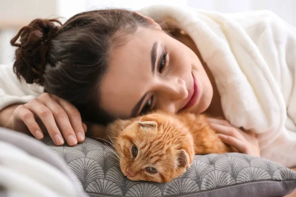 Young Woman Cute Funny Cat Home — Stock Photo, Image