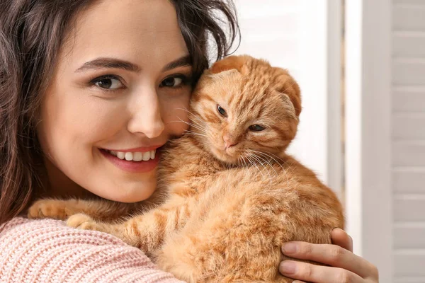 Young Woman Cute Funny Cat Home — Stock Photo, Image