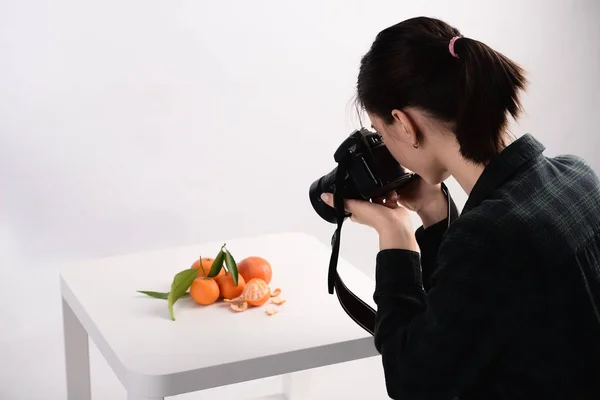 Jeune Femme Prenant Des Photos Mandarines Fraîches Studio Professionnel — Photo