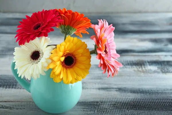 Florero Con Hermosas Flores Sobre Mesa Madera — Foto de Stock