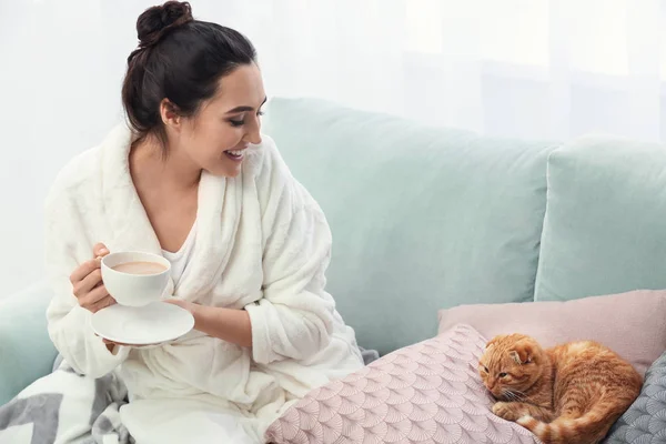 Young Woman Cute Funny Cat Drinking Coffee Home — Stock Photo, Image