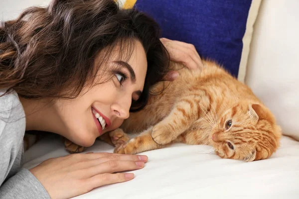 Jovem Mulher Com Gato Engraçado Bonito Casa — Fotografia de Stock