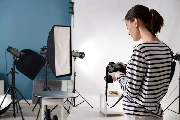 Mujer Joven Tomando Foto Comida Estudio Profesional — Foto de Stock