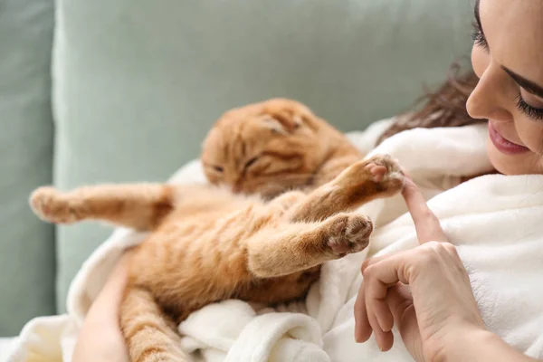 Jeune Femme Avec Chat Drôle Mignon Maison — Photo