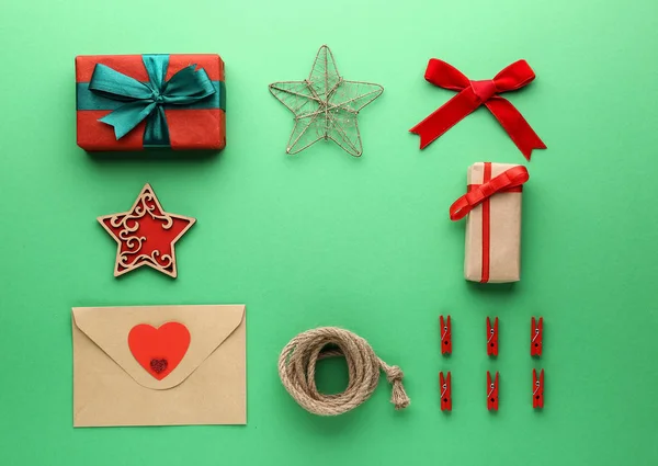 Renkli Arka Planda Noel Hediyeli Kompozisyon — Stok fotoğraf