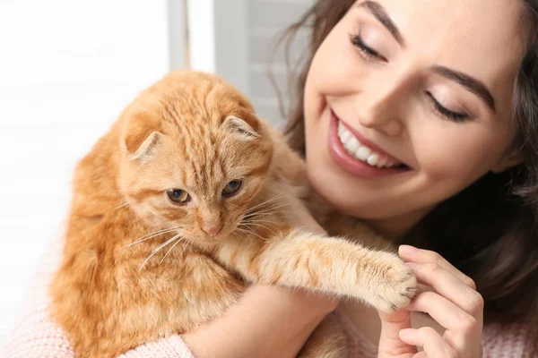 Ung Kvinna Med Söt Rolig Katt Hemma — Stockfoto