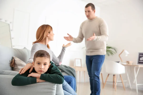 Triste Ragazzino Con Suoi Genitori Litiganti Casa — Foto Stock