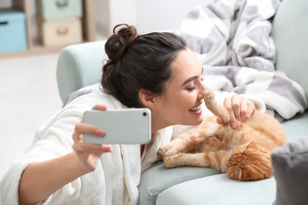 Young Woman Taking Selfie Cute Funny Cat Home — Stock Photo, Image