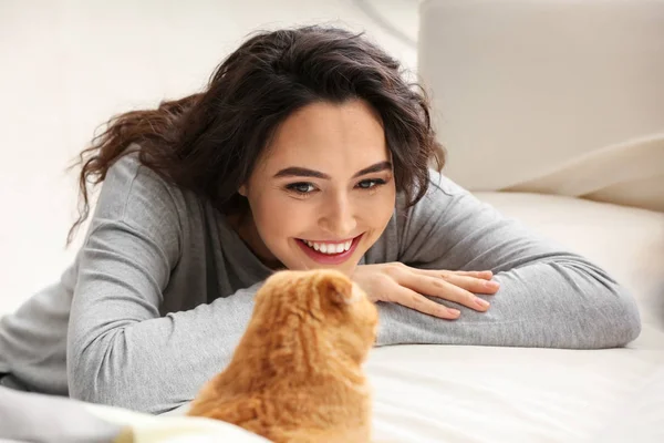 Jovem Mulher Com Gato Engraçado Bonito Casa — Fotografia de Stock