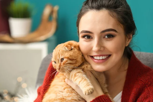 Jovem Mulher Com Gato Engraçado Bonito Casa — Fotografia de Stock