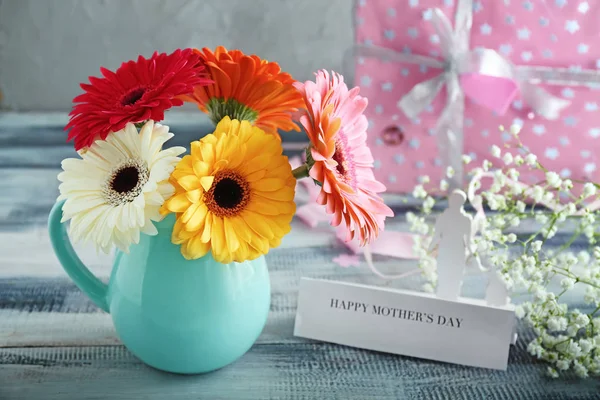 Vaso Com Belas Flores Para Dia Das Mães Mesa Madeira — Fotografia de Stock