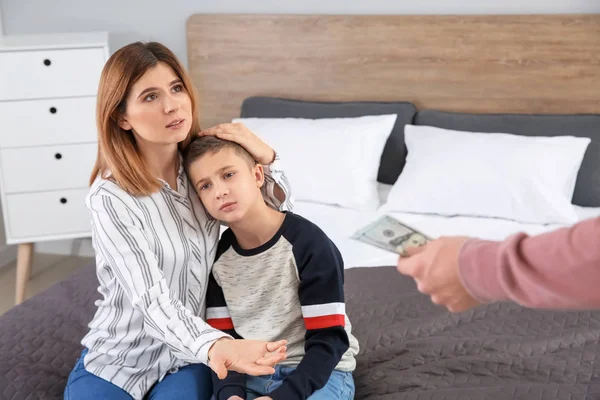 Homem Dando Pensão Alimentos Para Sua Família Casa — Fotografia de Stock