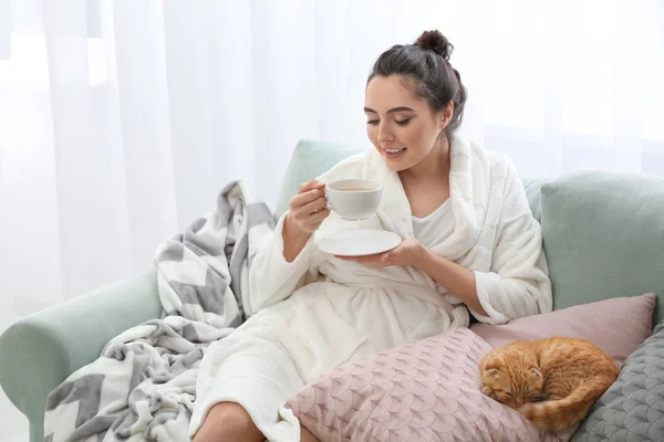 Mladá Žena Roztomilý Funny Kočka Pití Kávy Doma — Stock fotografie