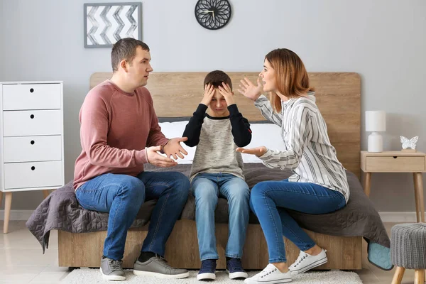 Menino Triste Cobrindo Ouvidos Enquanto Seus Pais Discutem Casa — Fotografia de Stock